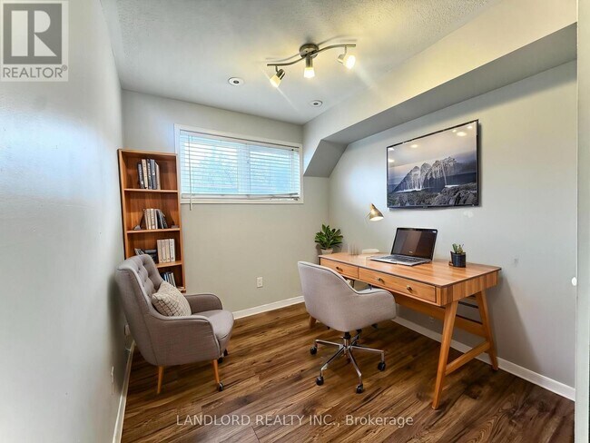 Photo - 65 Turntable Crescent