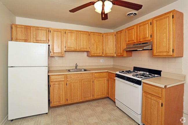 Kitchen - Birchwood Hill Apartments