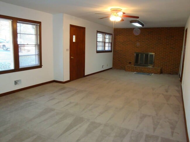 Photo - 3820 Orchard Rd SE