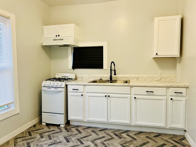 Photo - 831 N Chestnut St