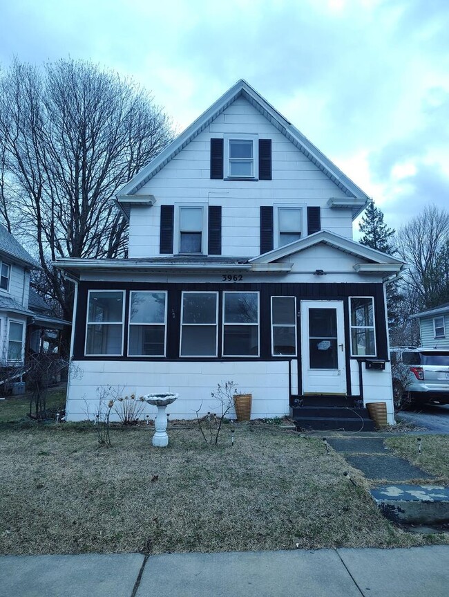 Building Photo - 3 Bedroom House Available