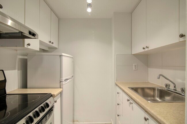 Building Photo - 3455 Rue Aylmer Unit 306