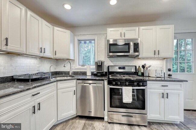 Photo - 191 Lakeshore Dr