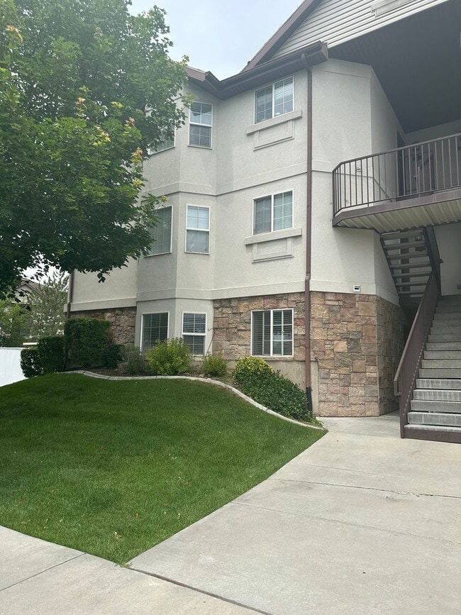 Building Photo - 2 Bed 2 bath bottom unit condo in Orem