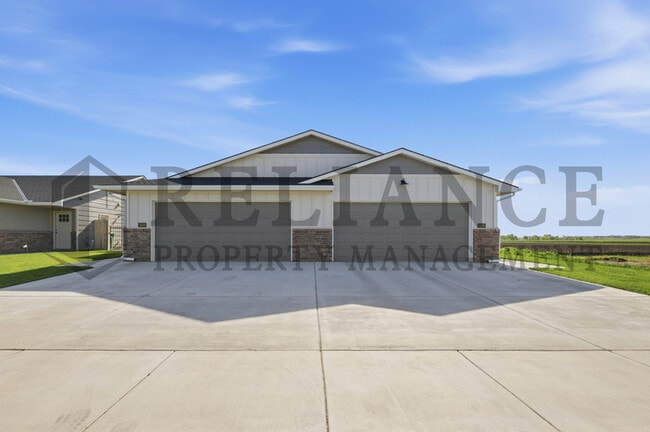 Building Photo - 622 W 50th St S