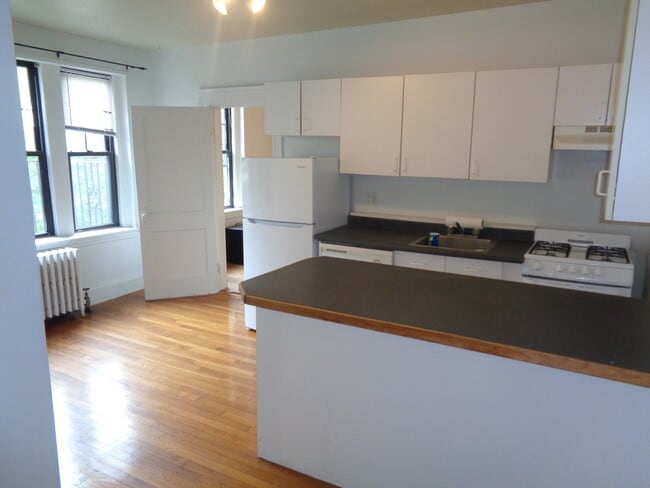 Building Photo - 66 Queensberry St Unit 220