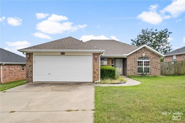 Building Photo - 1002 Applewood Cir