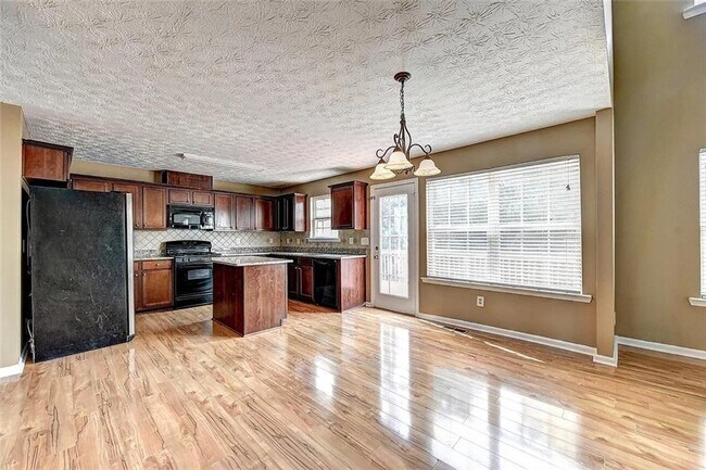 Photo - 670 Roxford Ln NE