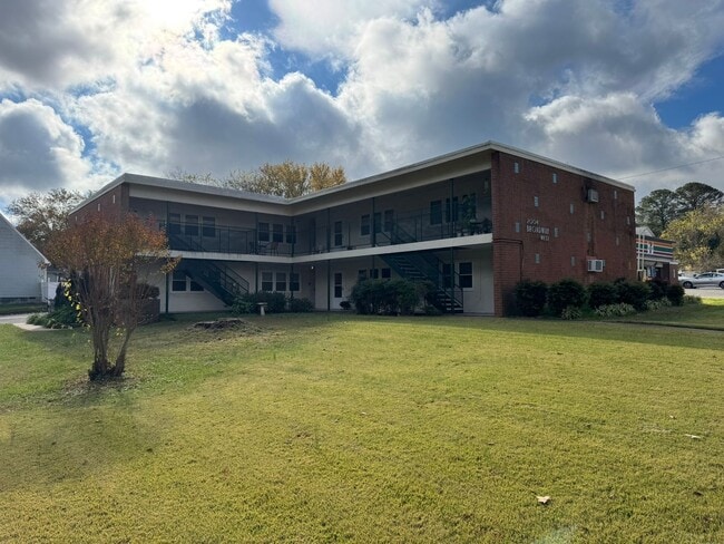 Building Photo - 2004 W Broadway