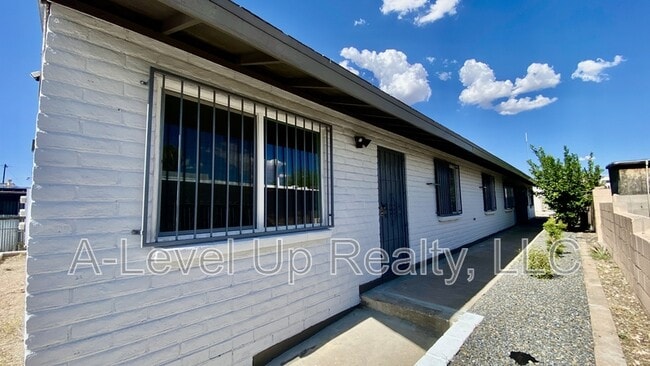 Building Photo - 1025 S Santa Rita Ave
