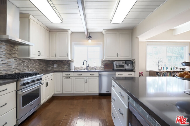 Photo - 2260 Los Amigos St