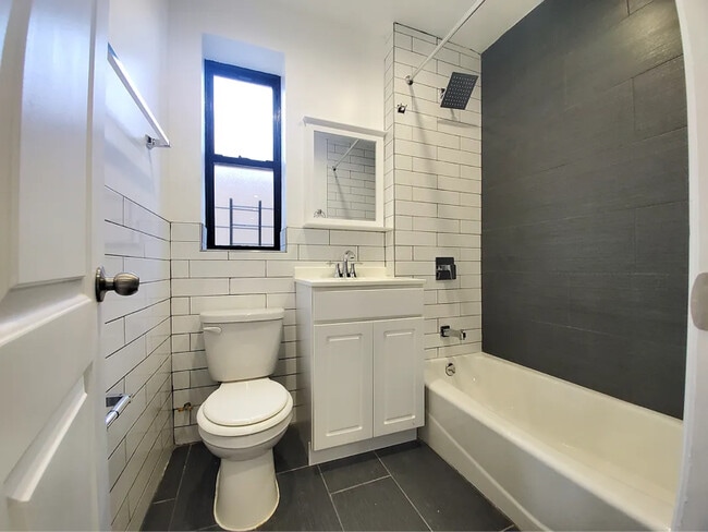 Photo - 901 Woodycrest Ave Unit 5