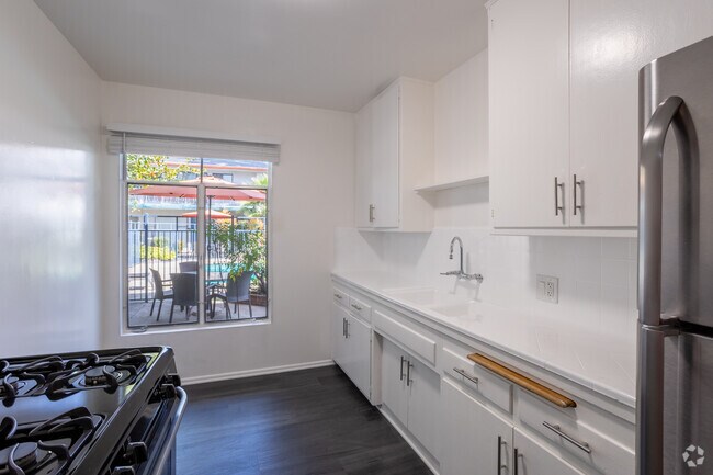 1BR, 1BA - 691SF Kitchen