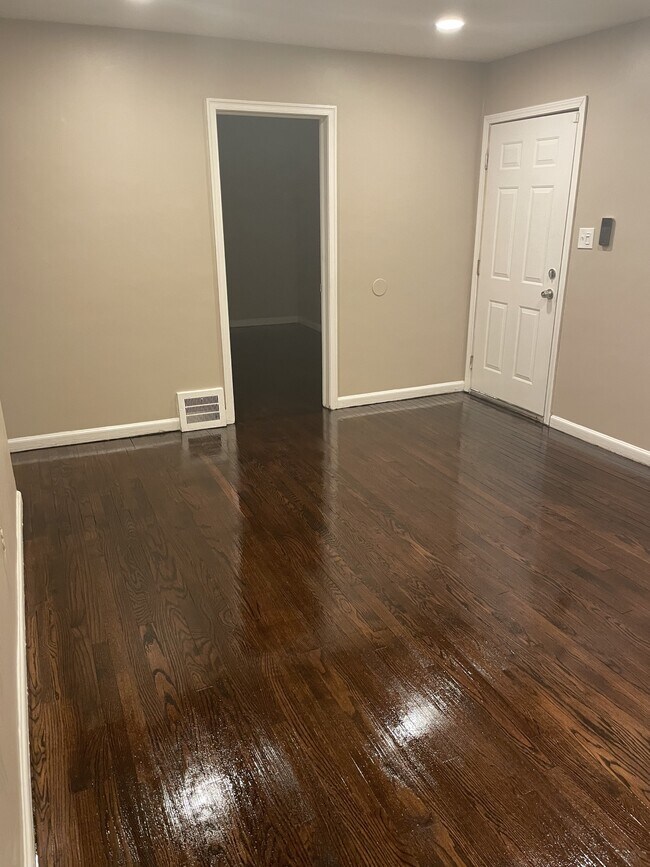 Photo - 19929 Westphalia St