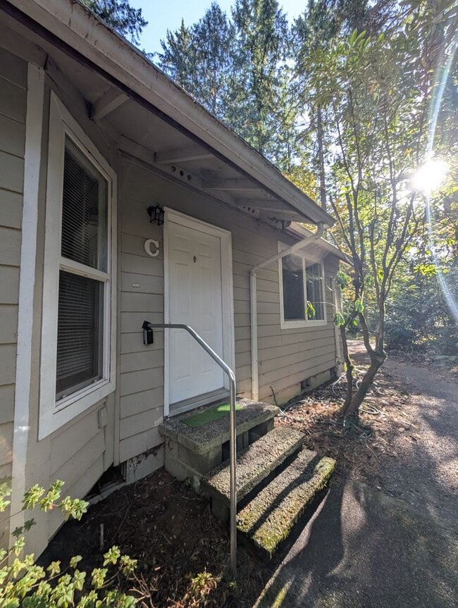 Building Photo - Large 3 Bedroom Corner Unit in The Heart of Gig Harbor! Available Now!