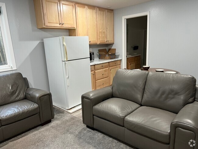 Building Photo - 2620 Somerset Dr Unit Furnished Basement Apt
