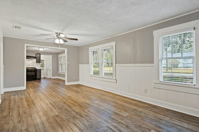 Photo - 1700 Northview Dr