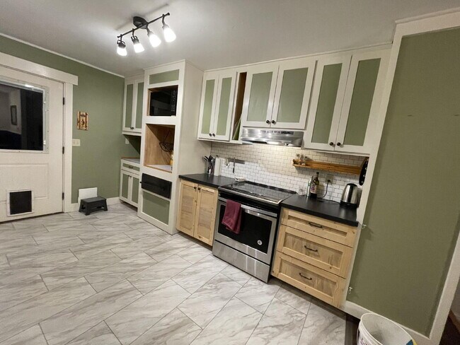 Photo - 3 Bed / 2 Bath Home in the Heart of Manhattan – Garage, Fenced Yard, Updated Interior