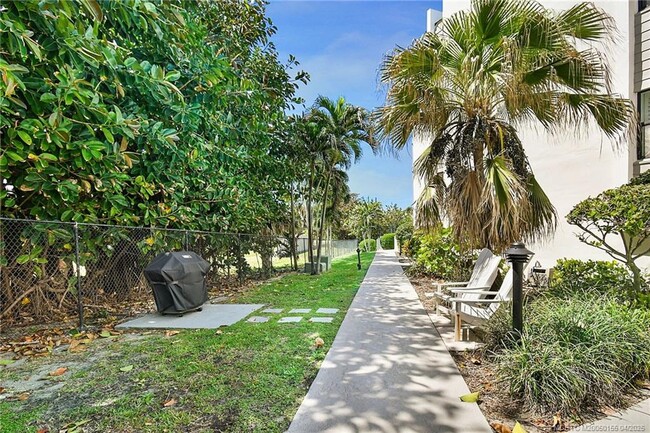 Building Photo - 1289 NE Ocean Blvd Unit 11 Rental