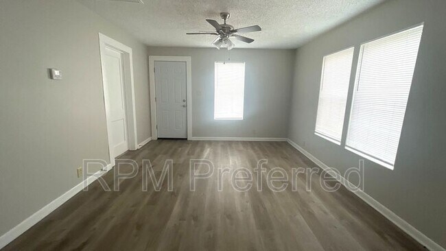 Photo - 918 3rd Ave S