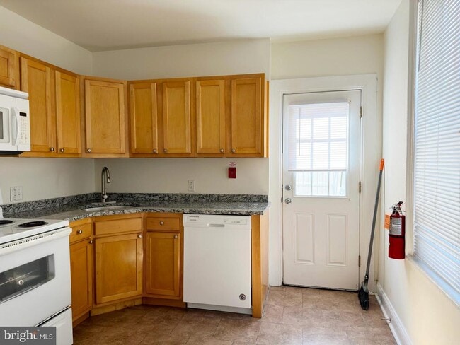 Building Photo - 2528 Poplar St Unit 3