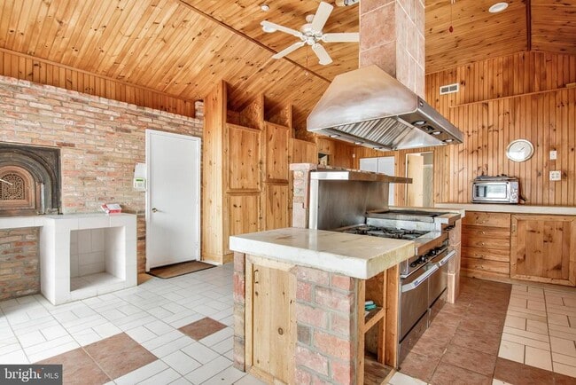 Photo - 6561 Shady Side Rd