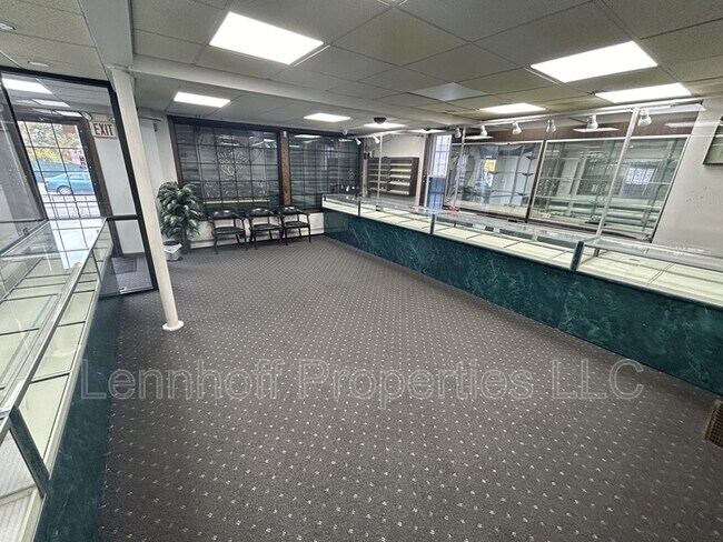 Photo - 692 Middlesex St