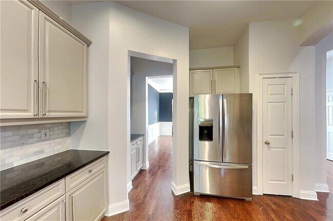 3008 Montclair Cir SE