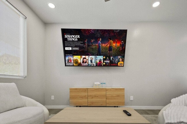 Building Photo - 6612 W Paradise Ln