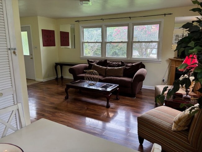 Photo - Knoxville 37921 - 3 bedroom, 1 Bath Upstairs Unit,  - Contact Troy Adams (865) 233-6949