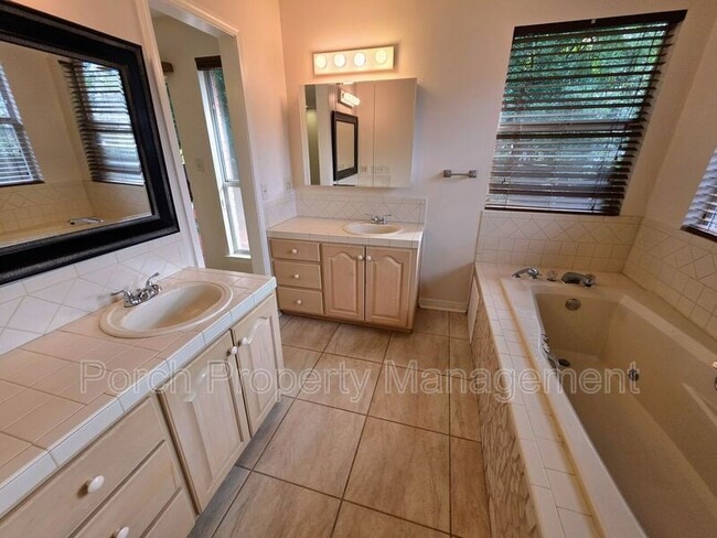 Building Photo - 303 Shoreline Dr