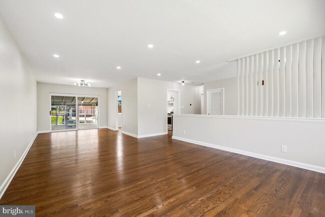 Photo - 1446 Roxanna Rd NW