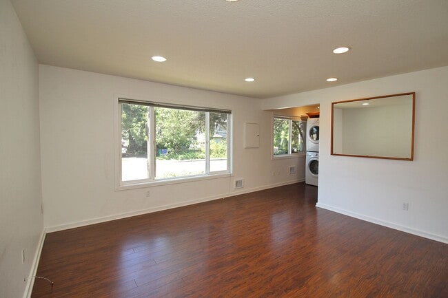 Building Photo - 4232-4232 SE Cesar Estrada Chavez Blvd Rental