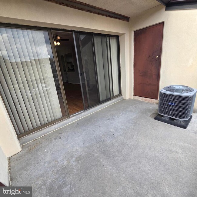 Building Photo - 10123 Prince Pl Unit 304-10A