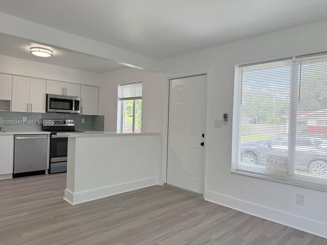 Photo - 520 SW 5th St Unit 2