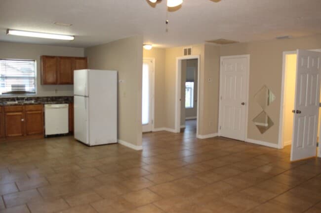 Photo - 3 bedroom home with partial fenced yard
