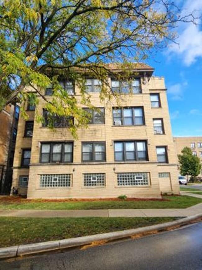 Building Photo - Rogers Park Three Bedroom/Two Bath New Renovation Unit 1714-2E