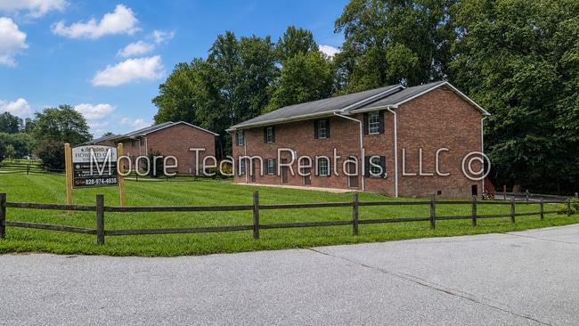 Building Photo - 2188 Howard Gap Rd Unit #07
