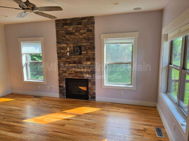 Photo - 156 Bradley St