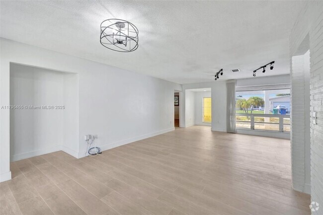Building Photo - 9121 SW 54th Pl Rental