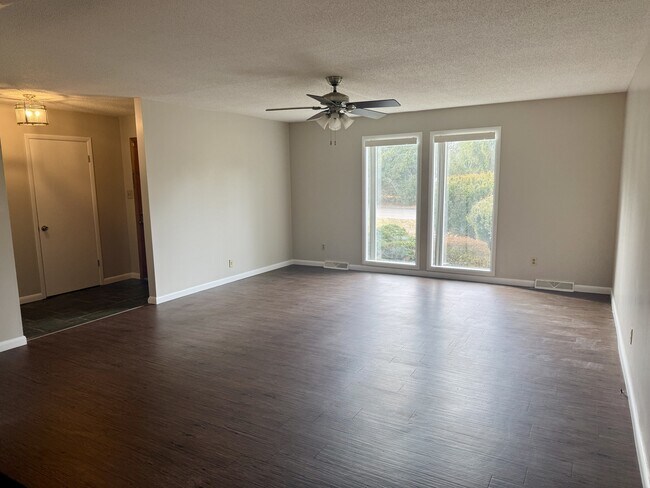 Photo - 928 Roderick Rd