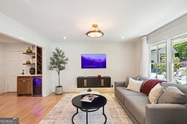 Photo - 1007 Somerset Dr NW