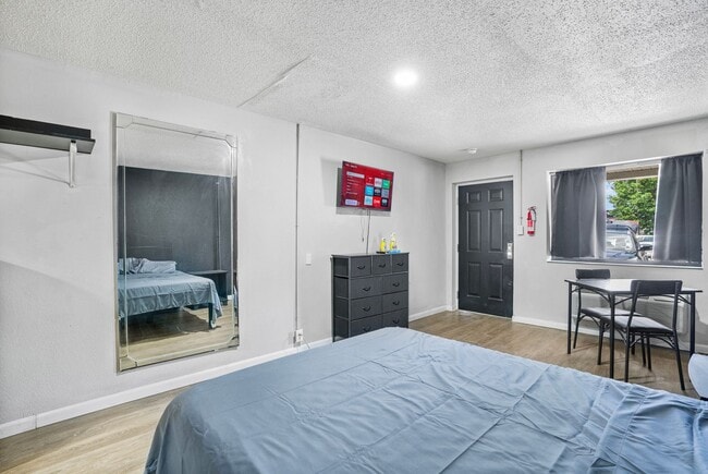 Photo - 905 Providence Blvd Unidad 109