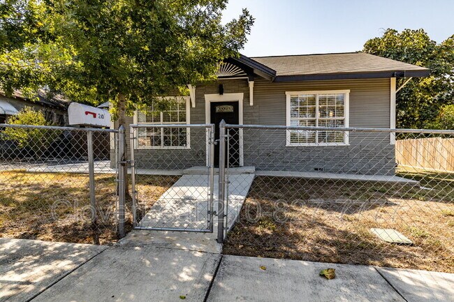 Photo - 210 Dumoulin Ave