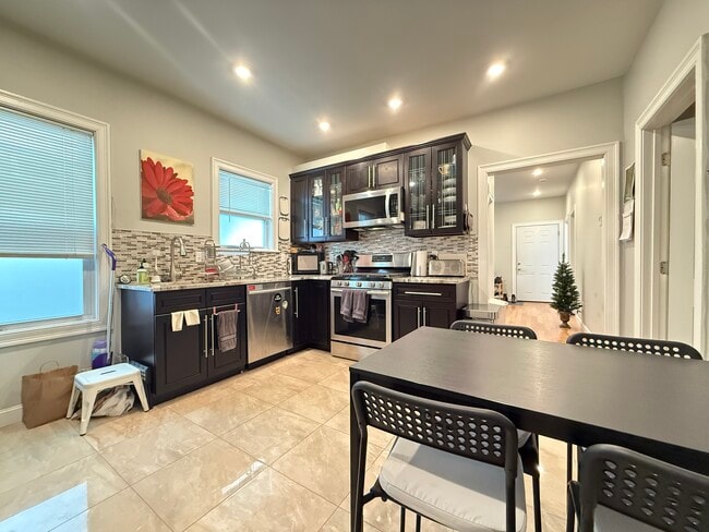 Building Photo - 81 Newbury St Unit 2