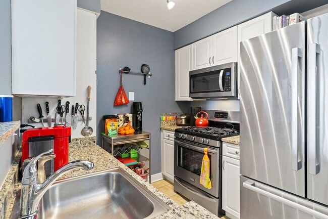 Photo - 2 Bedroom 2 Bath Condo Open Floor-plan, Stainless Steel Appliances, Pool, Concierge and More
