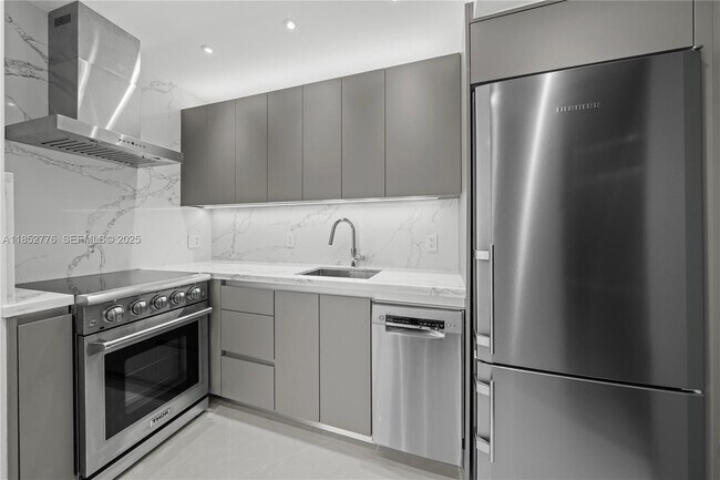 Building Photo - 999 Brickell Bay Dr Unit 904