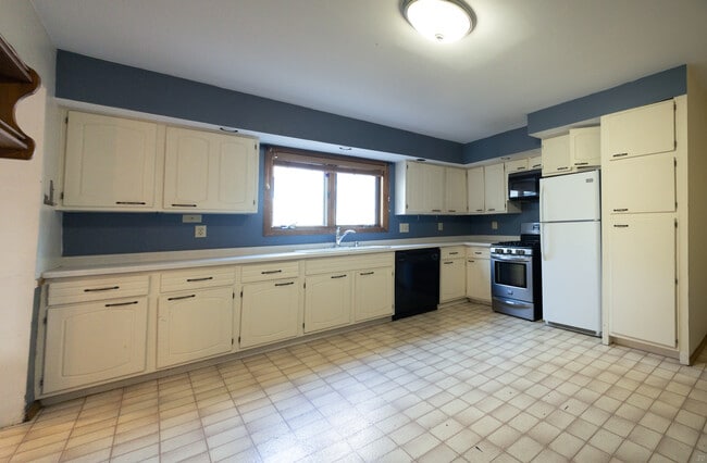 Photo - 619 W Baraga Ave