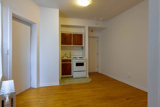 Building Photo - 3495 Av. Van Horne Unit 403
