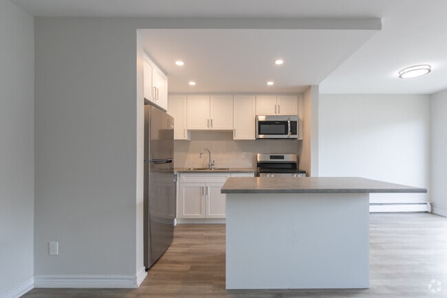 2BR, 1BA - Kitchen